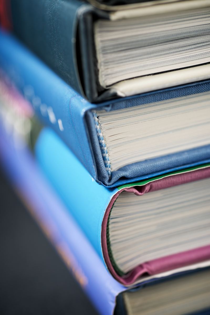 Pile de livres reliés destinés à une numérisation non destructive